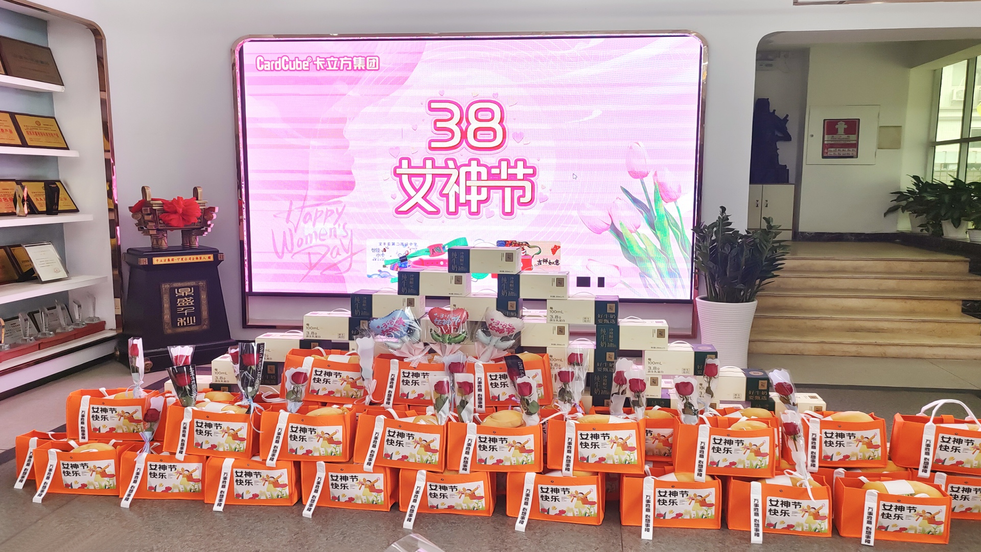 卡立方集團智能卡工廠腕帶廠家：以花為禮，致敬每一位 “女神”